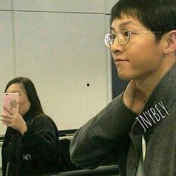 宋仲基戴眼镜照片,演绎时尚新风尚